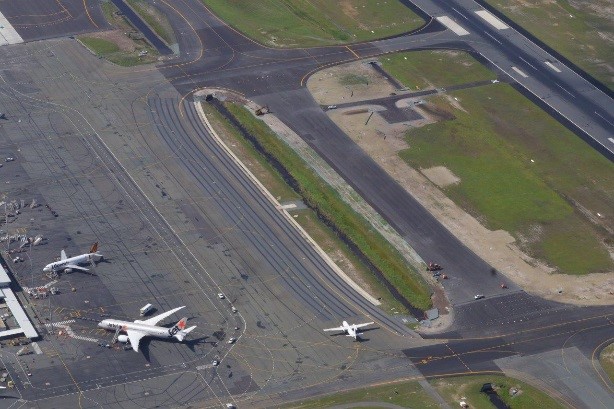 The pavements were built in a secure airside environment requiring dedicated management procedures. 